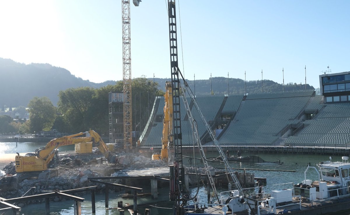 #baustellentagebuch: Wo ist das Bühnenbild von #MadameButterfly hin verschwunden? 😱 Die 300 Tonnen schwere Holz- und Stahlkonstruktion wurde komplett abgebaut. Aktuell arbeiten sich die Bagger durch den Betonkern.