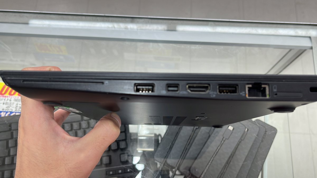 PCcomfullAKB's tweet photo. とある層にはX1Carbonより人気のThinkPad T470‼️

持ち運びでも大きな画面で使える14インチモデル✨
メモリ・SSDのカスタマイズも出来て可能性は無限大♾

Lenovoのノートにしては珍しくインターフェースか豊富で有線LANポートも搭載してます♪

在庫1台限り‼️
税込¥17,800-

#Lenovo
#ThinkPad
#T470 https://t.co/o52ZvgIyRw
