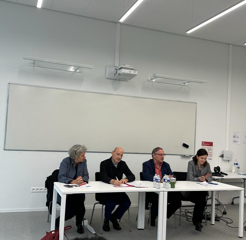 📢Le 21/09 la réu de #rentrée de <a href="/ICMigrations/">Institut Convergences Migrations</a> a été l'occasion de marquer le lancement d'Uxil - Université en exil 📚

<a href="/FranceUee/">Union des Etudiants Exilés</a> est fier d'être l'un des partenaires !

Les objectifs du projet ? Les voici⬇️

campus-condorcet.fr/fr/pour-la-rec…
