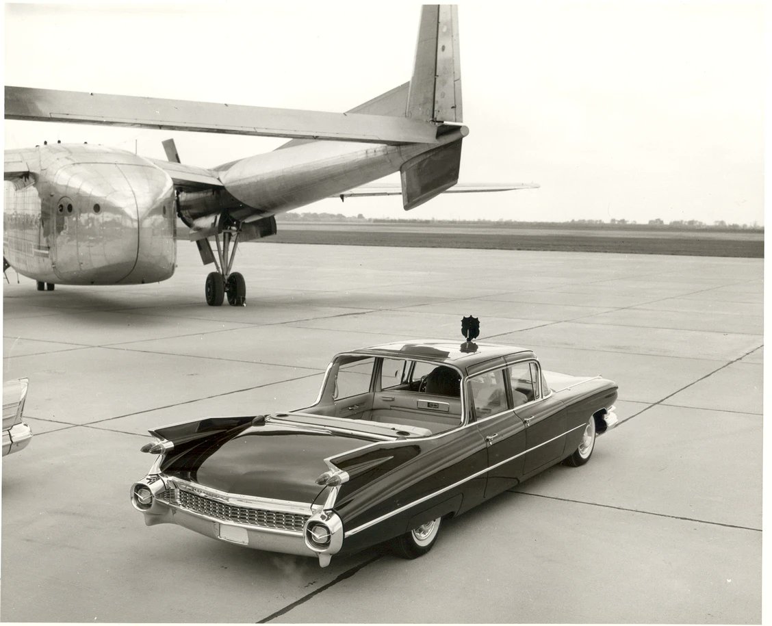 retroalbania's tweet photo. Ky është një prodhim i limituar në vetëm 3 copë të Cadillac Fleetwood të vitit 1959, mjet me të cilin 📷 Mbretëresha Elizabeth ll, në po të njëjtin vit, vizitoi thuajse të gjithë territorin 📷 Kanadez.
#retroalbania #koleksioniretro #queeneli https://t.co/57R1nKxpVJ