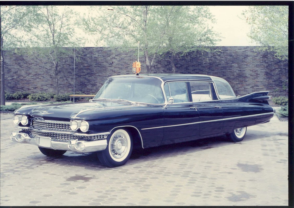 retroalbania's tweet photo. Ky është një prodhim i limituar në vetëm 3 copë të Cadillac Fleetwood të vitit 1959, mjet me të cilin 📷 Mbretëresha Elizabeth ll, në po të njëjtin vit, vizitoi thuajse të gjithë territorin 📷 Kanadez.
#retroalbania #koleksioniretro #queeneli https://t.co/57R1nKxpVJ