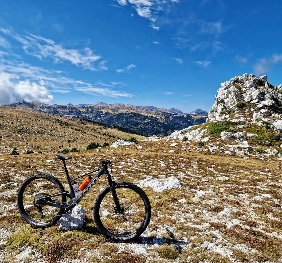 ricardrigall's tweet photo. La Collada de Roques Blanques, amb Bastiments al fons. #colladaderoquesblanques #pratsdemolló #vallespir #mentet #pideconflent #conflent #bicicleta #btt #mtb #tardor2023 https://t.co/hbMww72Cw0