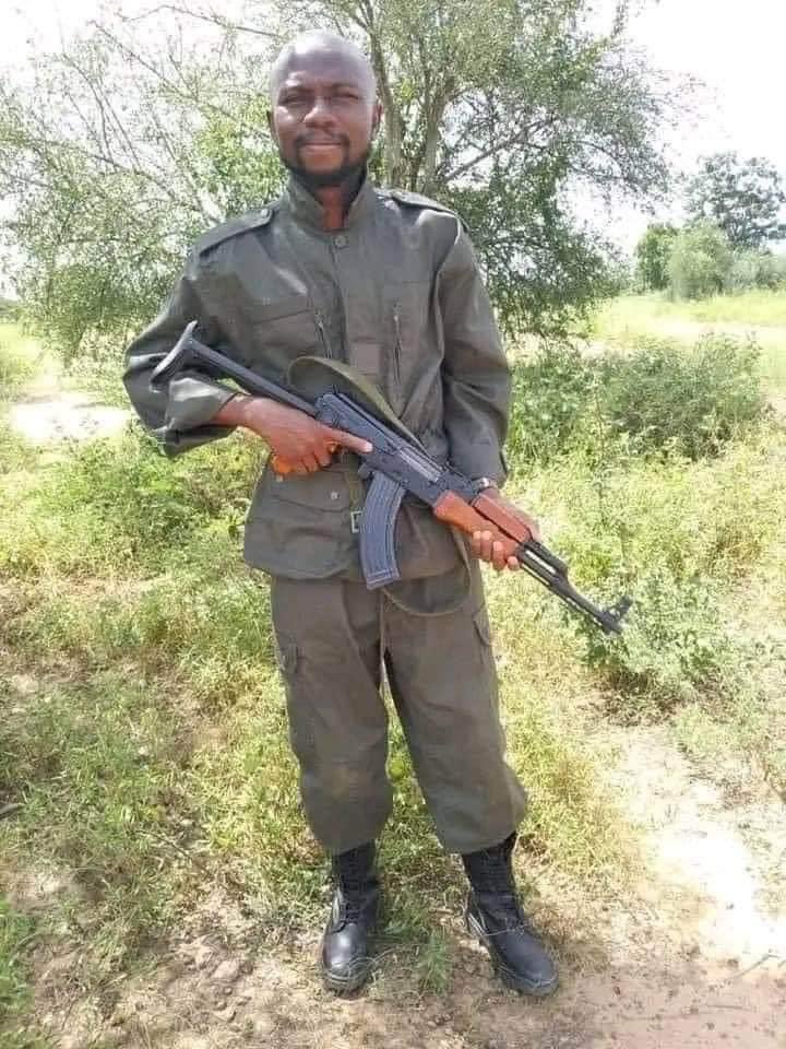 ZagazOlaMakama's tweet photo. In Burkina Faso, a Doctor Criticized the President Captain Ibrahim Traoré that he was incapable of tackling terrorism in the country.

The doctor was invited and sent to the frontline🛡️💣 to see the reality of terrorism closely.

Do you think Nigerian Military should do the same https://t.co/UGsgtaCudV