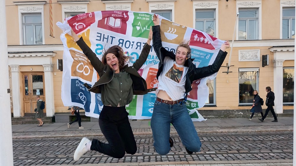 Tänään on #SDGFlagDay, maailmanlaajuinen liputus #kestavakehitys tavoitteiden ja #Agenda2030 vuosipäivän kunniaksi! 🌍
Tarvitsemme rohkeutta, sopeutumiskykyä ja kansainvälistä yhteistyötä kestävän tulevaisuuden rakentamiseksi. #TogetherForTheSDGs 🫶