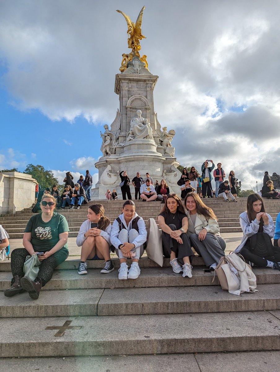 Not a bad view at all for  <a href="/Greenfaulds_HS/">Greenfaulds HS</a> to start the day with.  The King clearly wasn't told we were coming, as he wasn't in. Not to worry, off now to the Mother of Parliaments to learn all about it