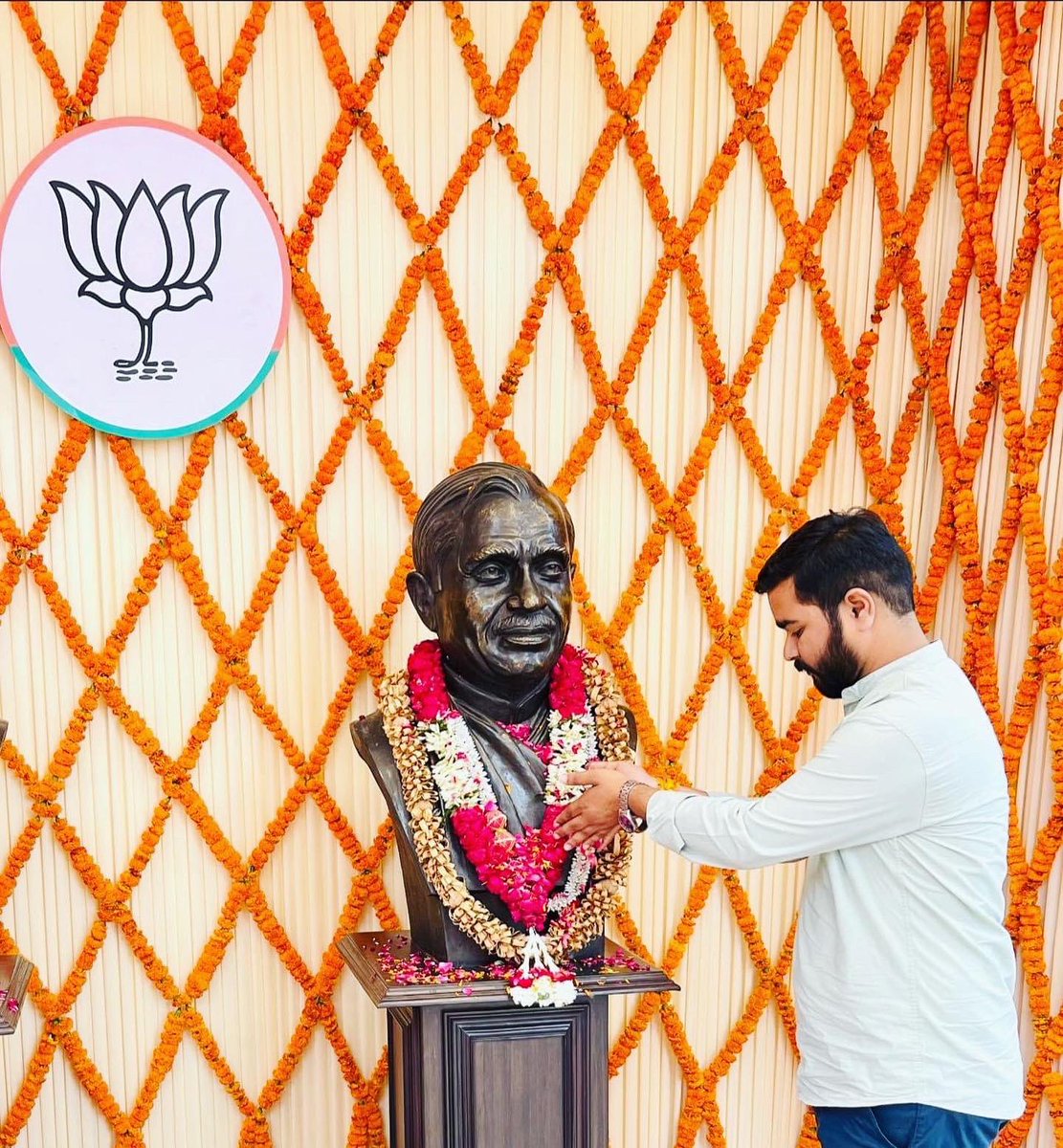 KuldeepSharmaUP's tweet photo. लक्ष्य अंत्योदय-प्रण अंत्योदय-पथ अंत्योदय!

प्रखर राष्ट्रवादी, उत्कृष्ट संगठनकर्ता, एकात्म मानववाद के प्रणेता एवं भारतीय जनसंघ के संस्थापक सदस्य श्रद्धेय #PanditDeendayalUpadhyay जी की जयंती पर उन्हें कोटि-कोटि नमन एवं अंत्योदय दिवस की समस्त प्रदेशवासियों को हार्दिक बधाई एवं शुभकामनाएं।

राष्ट्रहित में अपना सम्पूर्ण जीवन समर्पित करने वाले दूरदृष्टा पंडित दीनदयाल जी के आचार-विचार एवं उनके उत्कृष्ट सिद्धांत हम सभी के लिए सदैव वंदनीय रहेगा। #KuldeepBhardwaj