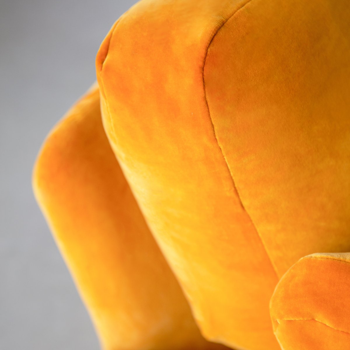 MakerandSon's tweet photo. There's been a slight change in mood and temperature recently across the UK and we're feeling the urge to get snuggly and warm in preparation for Autumn. 

Our gorgeous range of 100% cotton velvets and corduroys are perfect for just that. https://t.co/O44JFjcIeS