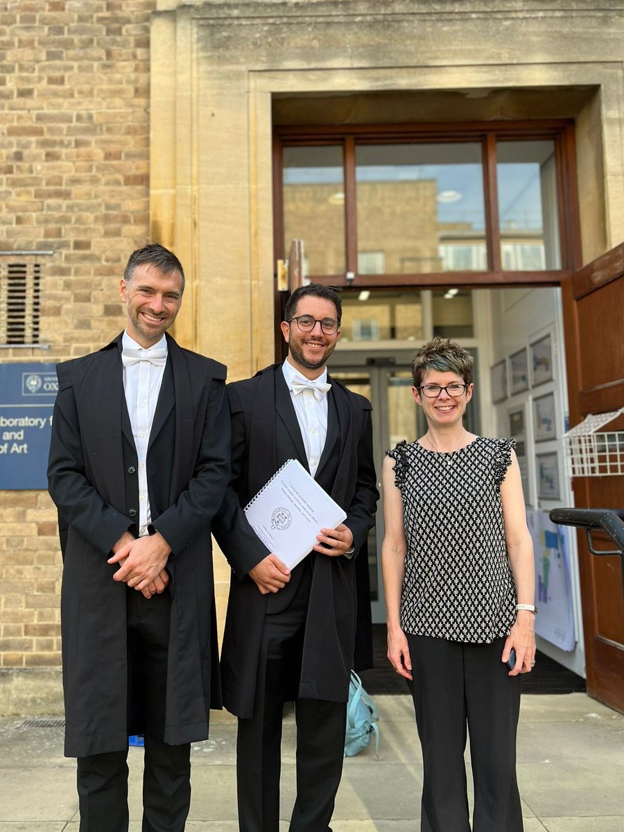 Two weeks ago, I successfully defended my PhD in climate change communication from @oxfordgeography / @ecioxford! Thanks so much to my brilliant external/internal examiners @lwhitmarsh & @samhampton + three supervisors @JamesPainter61 @kerf2012 @frediotto