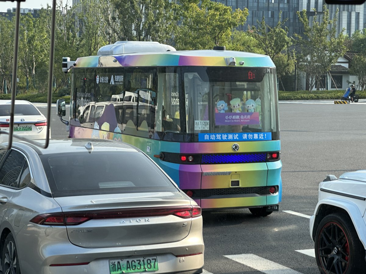 Jinan_ICC's tweet photo. Just stumbled upon the cutest self-driving mini bus with Asian Games skin while walking the streets of Hangzhou! 😍 This is too adorable! #SelfDrivingBus #Hangzhou #AsianGames 🚌 https://t.co/5PtSvwyruB