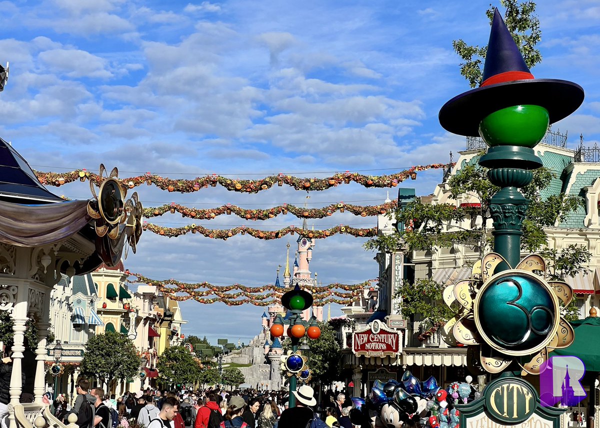 DLPReport's tweet photo. 🎃 Good morning, Main Street! https://t.co/c3yzNbKhoj