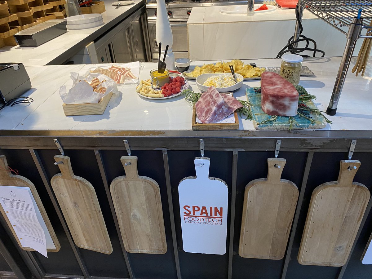 Tecnifood's tweet photo. Estamos en la presentación de #SpainFoodtech 2023 disfrutando de los productos bioimpresos en 3D de @Cocuus_ reinterpretados por el chef del restaurante Ovillo, Javier Muñoz Calero @ChefJMCalero #SFT2023 https://t.co/ouGju0S2tK