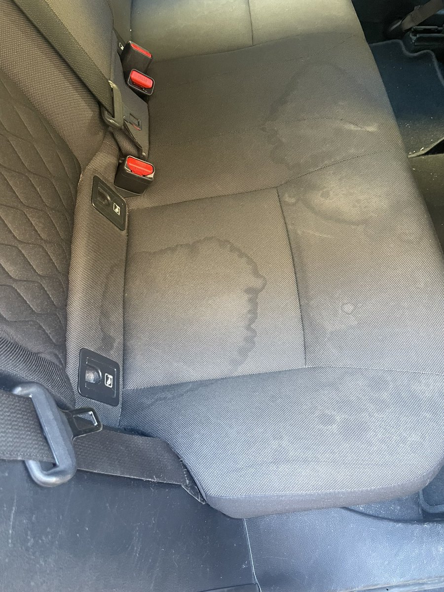 saulortizs's tweet photo. Este es el estado del @Uber_ES 5198 que he cogido en Madrid. Al quejarme de la suciedad asquerosa del vehículo, me ha echado del coche en marcha. No tengo palabras. @policia @consumidores https://t.co/Pu73V4rMAY