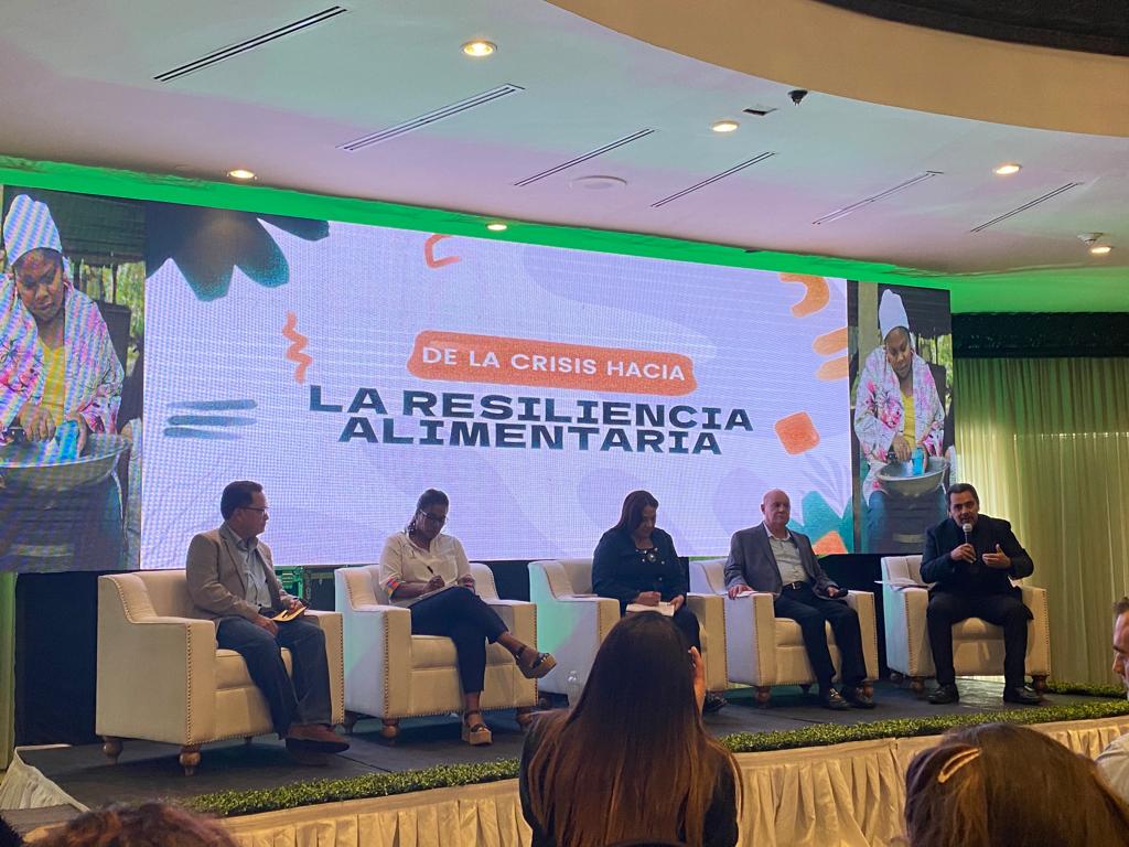 ayudaenaccion's tweet photo. 'De la crisis a la resiliencia alimentaria'🇭🇳

Reflexionamos sobre los desafíos de asegurar alimentos a la población con el consorcio que formamos con  @HondurasCare y @FunderHonduras junto a la visión de @saghonduras🙏🏽

¡Por un futuro sostenible con resiliencia alimentaria!🧡 https://t.co/NLBy47xftS
