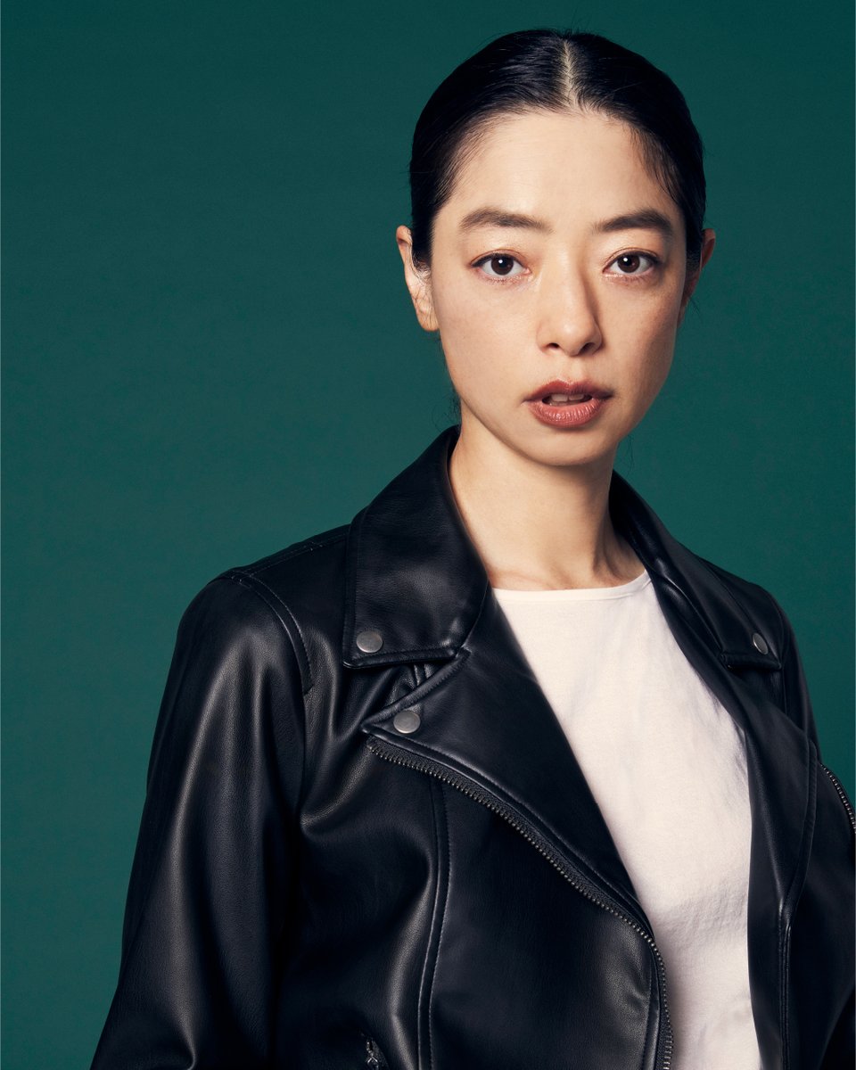 Gap_JP's tweet photo. ハードな印象のライダースジャケットは、なめらかなフェイクレザーを取り入れて。90'sストレートデニムと合わせればエフォートレスなデニムルックの完成。
市川実和子（モデル・女優）
#Gap #市川実和子 #Mastered #ONLYTHEESSENTIALS

https://t.co/Yh4FSYe3An https://t.co/Am92OcwG8c