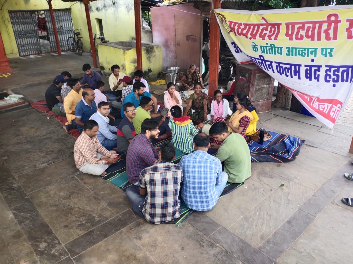 #पटवारी_आमरण_अनशन
#प्रधानमंत्री_और_पटवारी
<a href="/CMMadhyaPradesh/">Chief Minister, MP</a> <a href="/OfficeofSSC/">Office of Shivraj</a>
<a href="/PMOIndia/">PMO India</a> <a href="/narendramodi/">Narendra Modi</a> 
<a href="/AmitShah/">Amit Shah</a> <a href="/TheLallantop/">The Lallantop</a> <a href="/BBCHindi/">BBC News Hindi</a>
ज़िन्दगी की कठनाइयों से भाग जाना आसान होता है,
