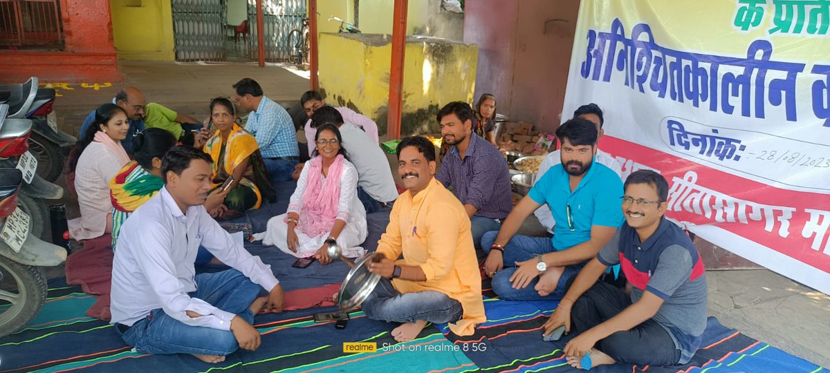 ज़िन्दगी की कठनाइयों से भाग जाना आसान होता है,
#पटवारी_आमरण_अनशन
#प्रधानमंत्री_और_पटवारी
<a href="/CMMadhyaPradesh/">Chief Minister, MP</a> <a href="/OfficeofSSC/">Office of Shivraj</a>
<a href="/PMOIndia/">PMO India</a> <a href="/narendramodi/">Narendra Modi</a> 
<a href="/AmitShah/">Amit Shah</a> <a href="/TheLallantop/">The Lallantop</a> <a href="/BBCHindi/">BBC News Hindi</a>