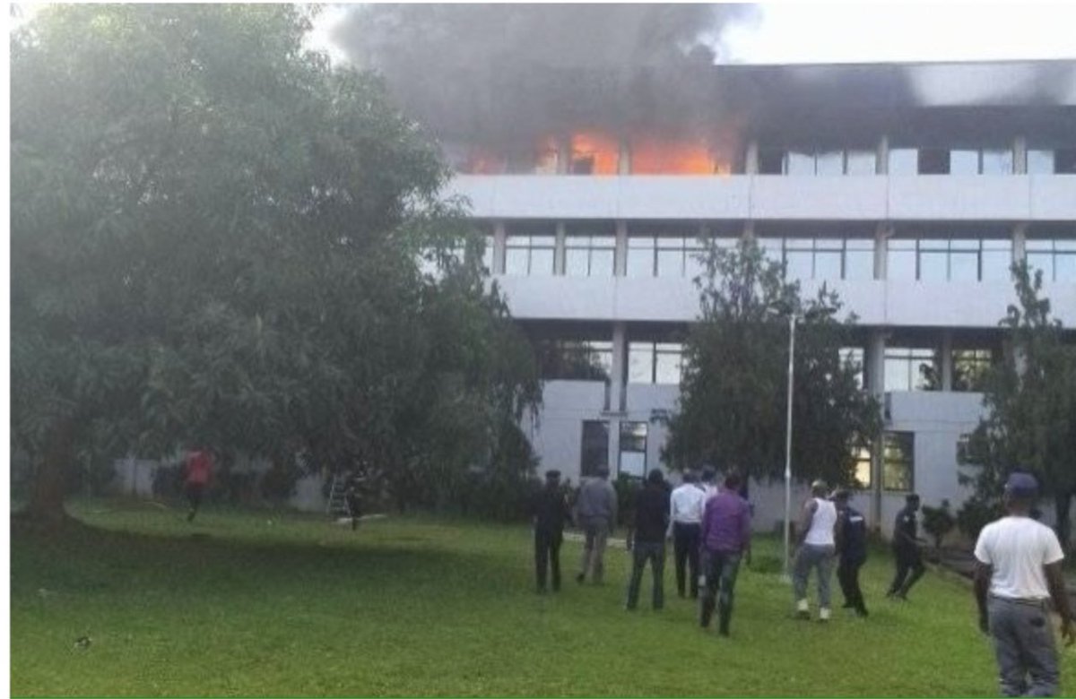 SUPREME COURT COMPLEX ON FIRE

Offices of 3 justices are said to have been burnt down as the fire raged on

Cause of the fire is unknown for now!
