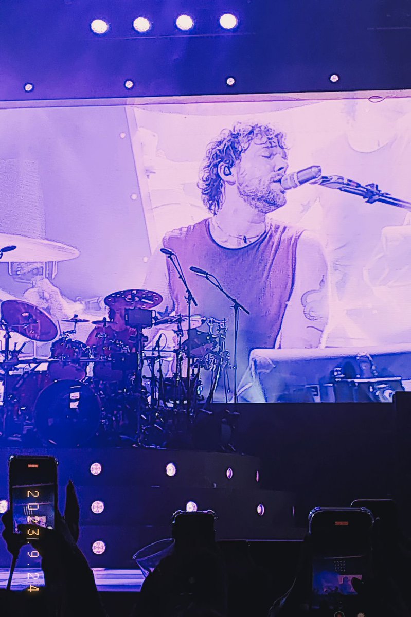 balsamicashton's tweet photo. 8 years worth the wait 🖤 

#The5SOSShowLisbon @5SOS @Ashton5SOS @Calum5SOS @Luke5SOS @Michael5SOS https://t.co/fdahOj88Qi