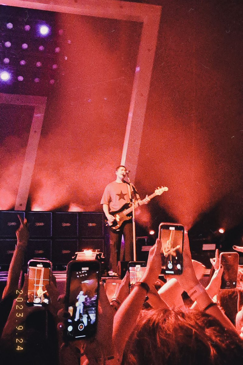 balsamicashton's tweet photo. 8 years worth the wait 🖤 

#The5SOSShowLisbon @5SOS @Ashton5SOS @Calum5SOS @Luke5SOS @Michael5SOS https://t.co/fdahOj88Qi