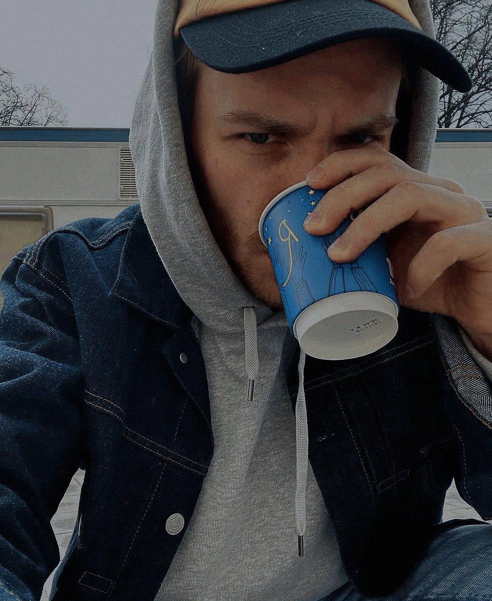 ⠀ ⠀
утро встречает пасмурной погодой и состоянием — не стоянием. по классике жанра — заправка кофе и марафон по запланированным делам и встречам. всем пис и продуктивного дня.
⠀ ⠀