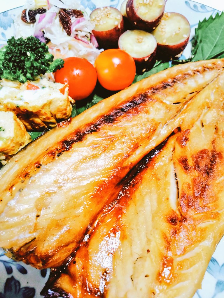 Kumi_Reiru's tweet photo. るぅだよ❣️
今日は塩サバ焼き🐟だし巻き玉子の中にﾊﾟﾌﾟﾘｶ､ｲﾝｹﾞﾝ､ｱｽﾊﾟﾗが入り🤩ｷｬﾍﾞﾂ🥕ﾚｰｽﾞﾝｻﾗﾀﾞ😍ｻﾂﾏｲﾓはﾁﾝしてからﾊﾁﾐﾂかけてｺﾞﾏかけてなんちゃって大学芋🍠🥳今日も暑くて疲れた🥵宿題しないと😵‍💫 #おうちごはん #料理記録  #晩ごはん  #写真 https://t.co/sMVnrX8n5Q
