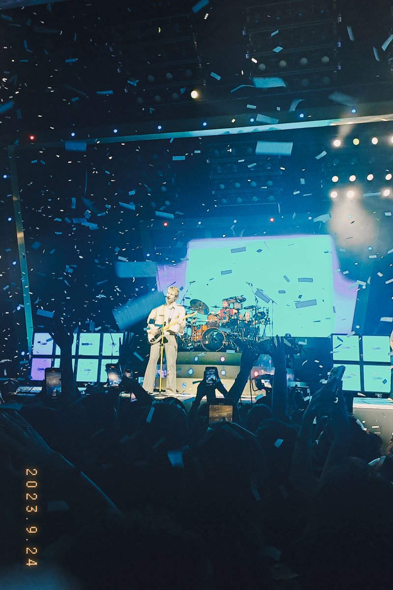 balsamicashton's tweet photo. 8 years worth the wait 🖤 

#The5SOSShowLisbon @5SOS @Ashton5SOS @Calum5SOS @Luke5SOS @Michael5SOS https://t.co/fdahOj88Qi