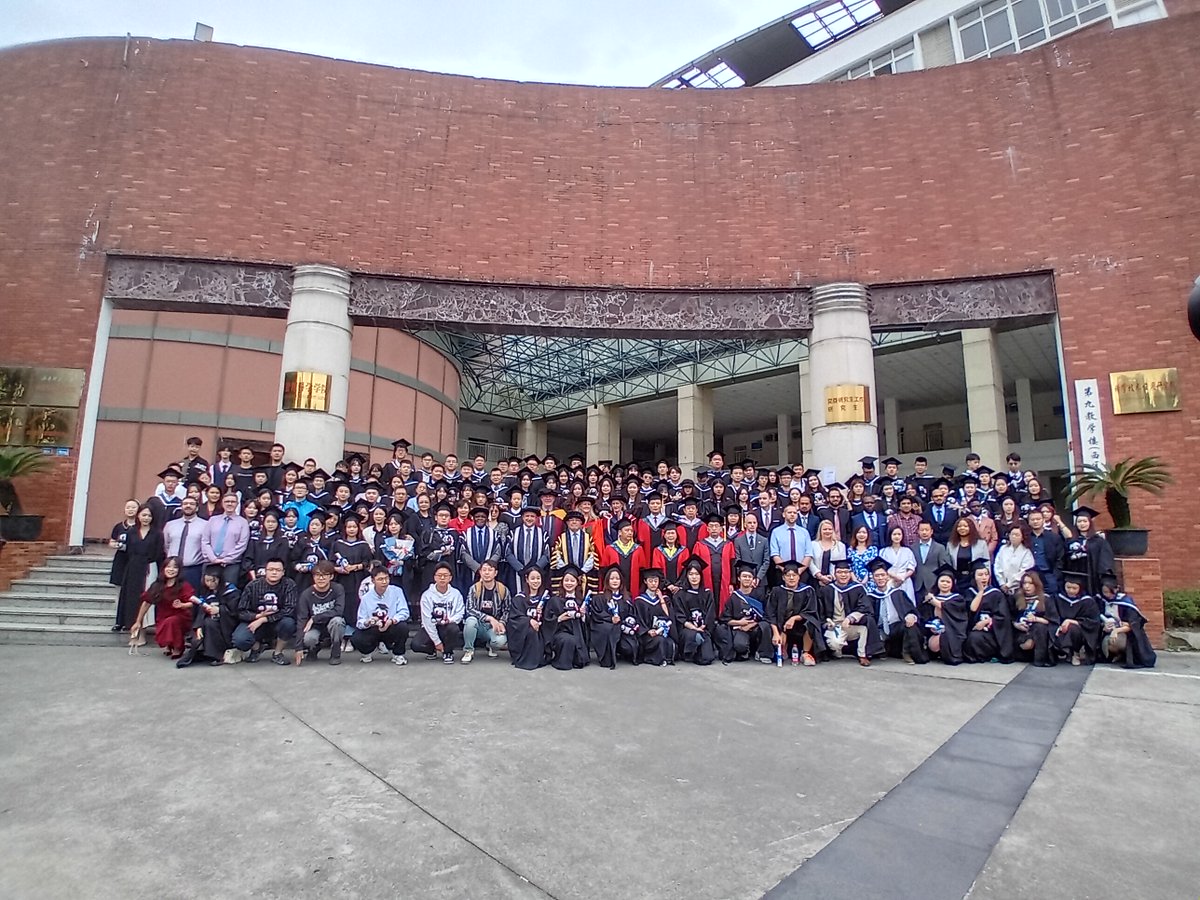 BrookesOBBS's tweet photo. Congratulations to the graduates at Chengdu University of Technology who graduated this weekend! Oxford Brookes Business School and @oxford_brookes colleagues, including our Vice Chancellor, Professor Alistair Fitt were delighted to be there to enjoy the celebrations. 🎓 https://t.co/xdYEHQb8Pr