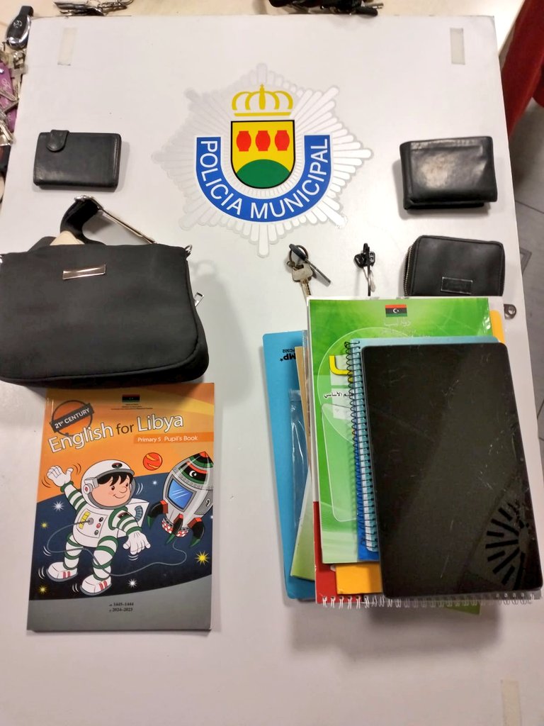 PoliciaAlcorcon's tweet photo. Nos ayudas a difundir?
#ObjetosPerdidos 👀 https://t.co/Evx03Hdltd