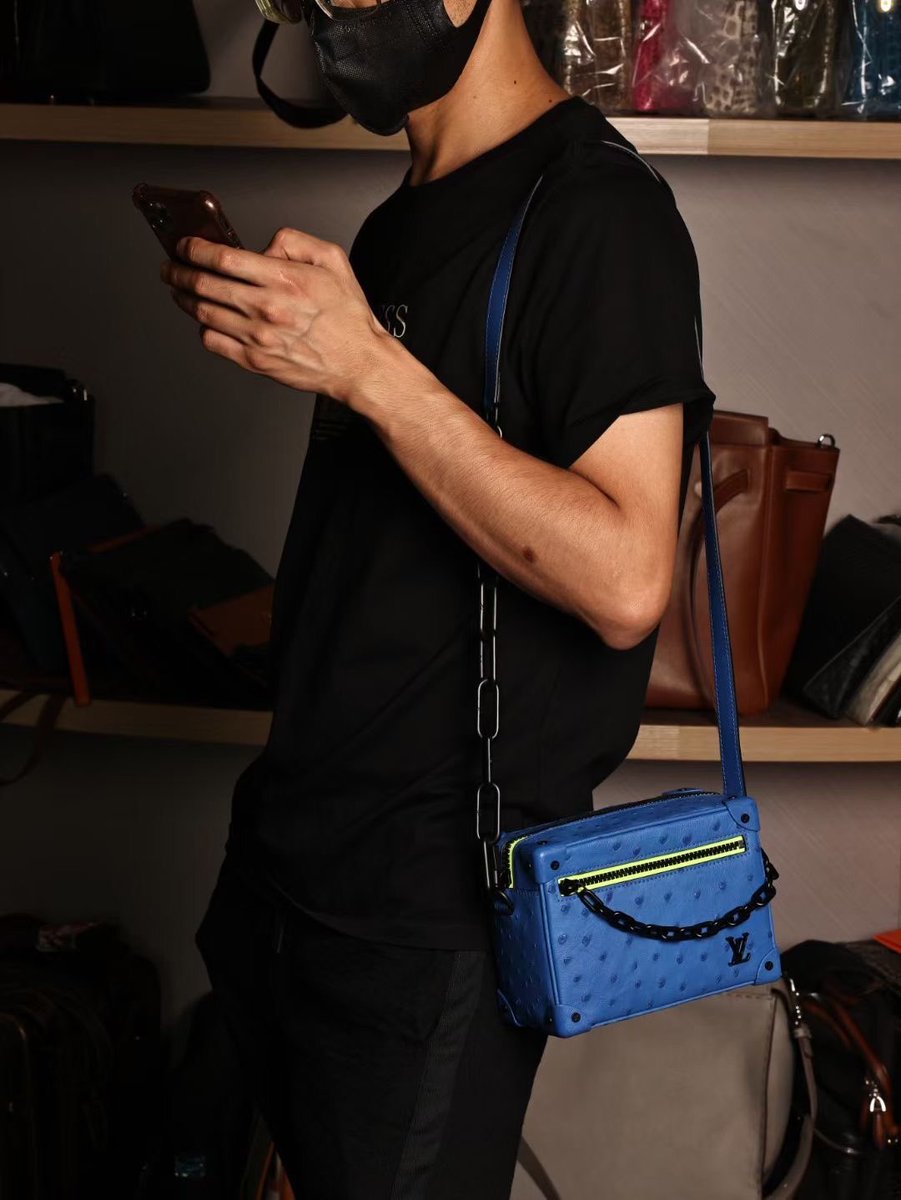 Exotic_Lin's tweet photo. #SoftTrunk soft box bag, electric blue ostrich skin!! https://t.co/0q8c1b7IKd