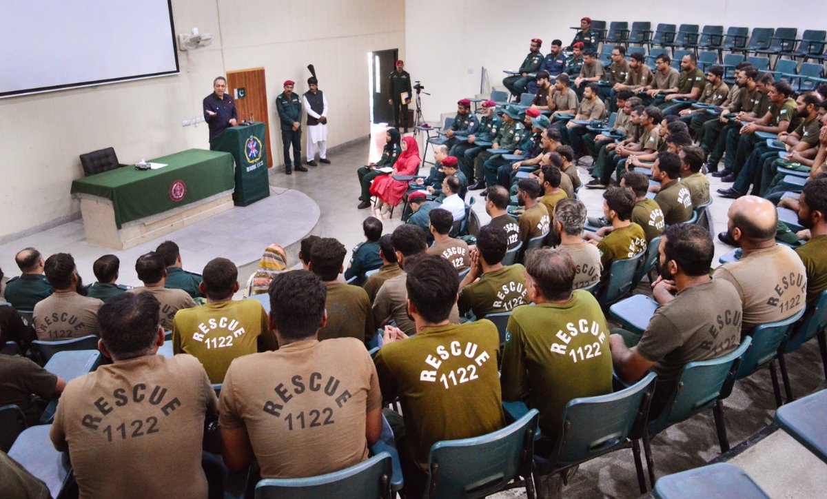pesrescue1122's tweet photo. Secretary, ESD, Dr Rizwan Naseer addressed with officers and field workers at ESA and acknowledged the services of field workers for keeping the #CleanandGreenEnvironment in their respective assigned areas. https://t.co/rqRNMHMZkn