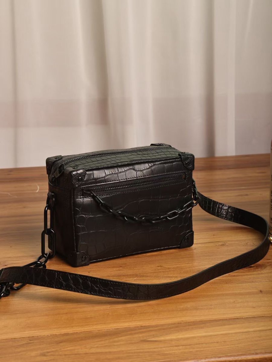 Exotic_Lin's tweet photo. #SoftTrunk bag, Darth Vader series, matte #Alligator leather https://t.co/VFSmH17Nig