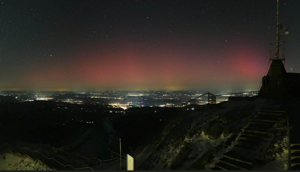 Nordlicht (Aurora borealisI) am frühen Morgen, gesehen um 0400 Uhr vom Säntis und Leist Richtung Bodensee, Süddeutschland. Quelle: roundshot.com