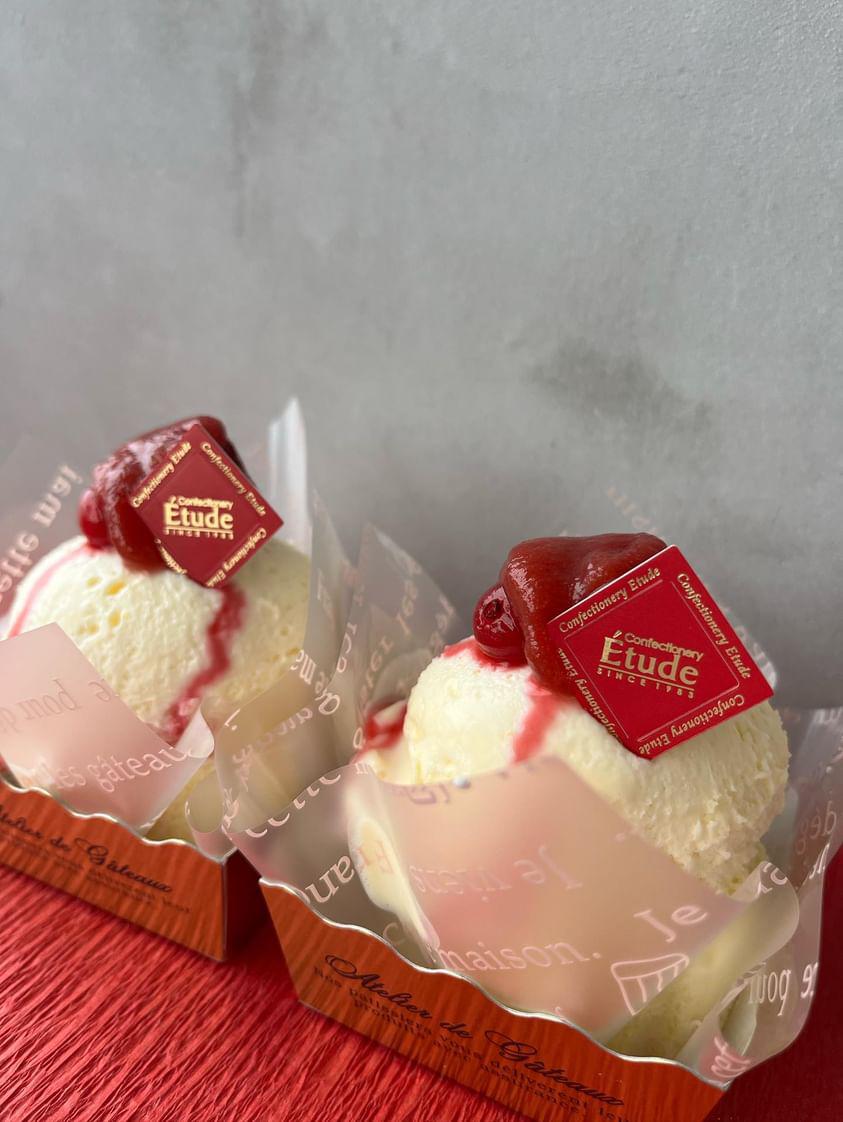 etude_official's tweet photo. おはようございます!!
最近気温が低くなってなかなか布団から出られない日が多いですが今週も頑張りましょう~☺✨

《レアチーズケーキ》
アイスクリームのような可愛らしい見た目で
甘酸っぱい苺ソースとベリーがのったチーズケーキ🍓

濃厚レアチーズの下にはしっとりふわふわロールケーキが..💗 https://t.co/cjdBtcZyVx