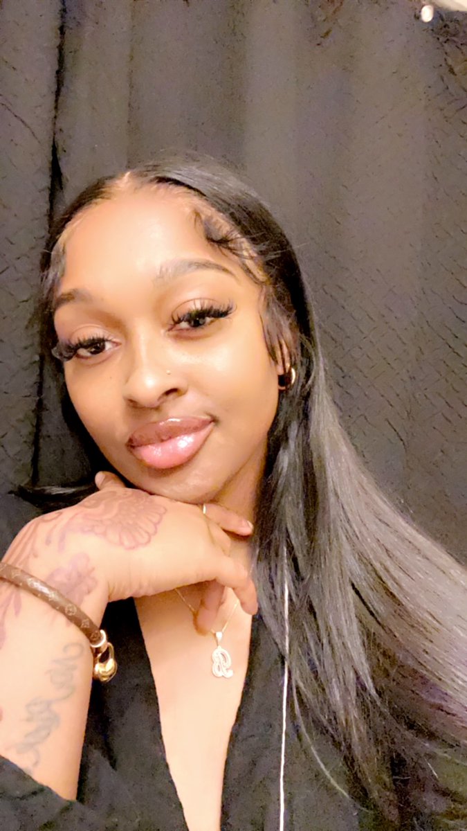 1baddbeezy's tweet photo. Just lashes and lip gloss 😇 https://t.co/lcMTNwH02O