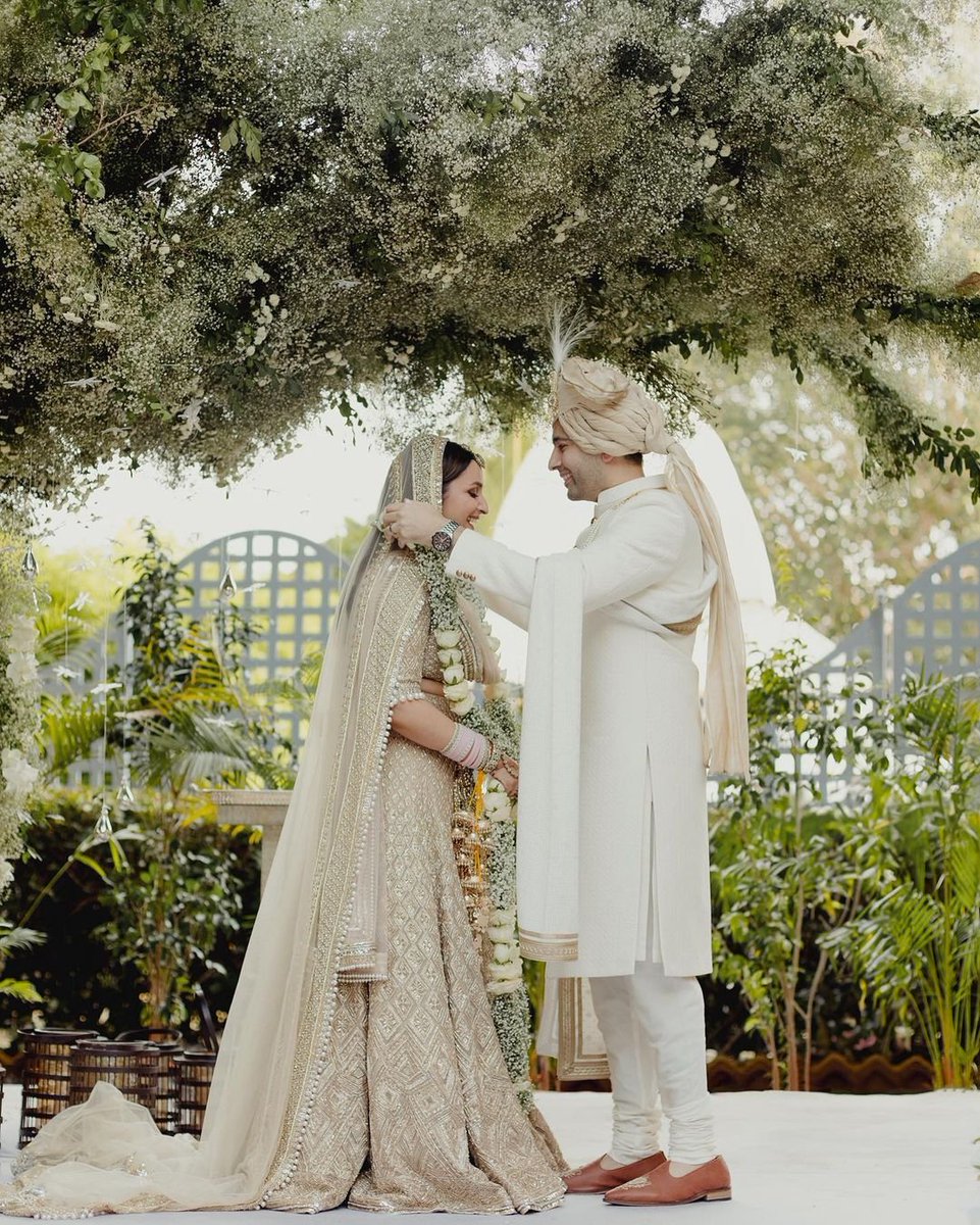 StarStyleStory1's tweet photo. Finally our wait is over ❤️
Here is the little glimpse of Bride &amp; Groom from their wedding ceremony ❤️
.
.
.
#Parineetichopra #Raghavchadha #parineetiraghav #parineetiraghavwedding #Ragneeti #ragneetikishaadi #udaipur #starstylestory https://t.co/3di8eyqK5B