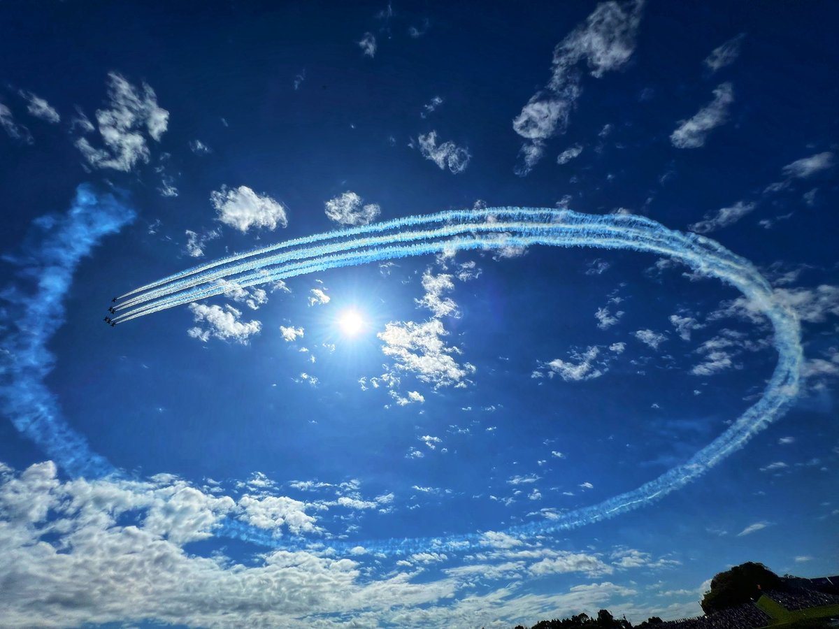 一日経って、より感動か深まるF1日本グランプリ。
航空自衛隊中央音楽隊・森田早貴3等軍曹の「君が代」国歌斉唱。
鈴鹿の青空を白く抜いたブルーインパルスの飛行。
日本人として心が震えたオープニングでした。
#F1日本GP #君が代 #ブルーインパルス