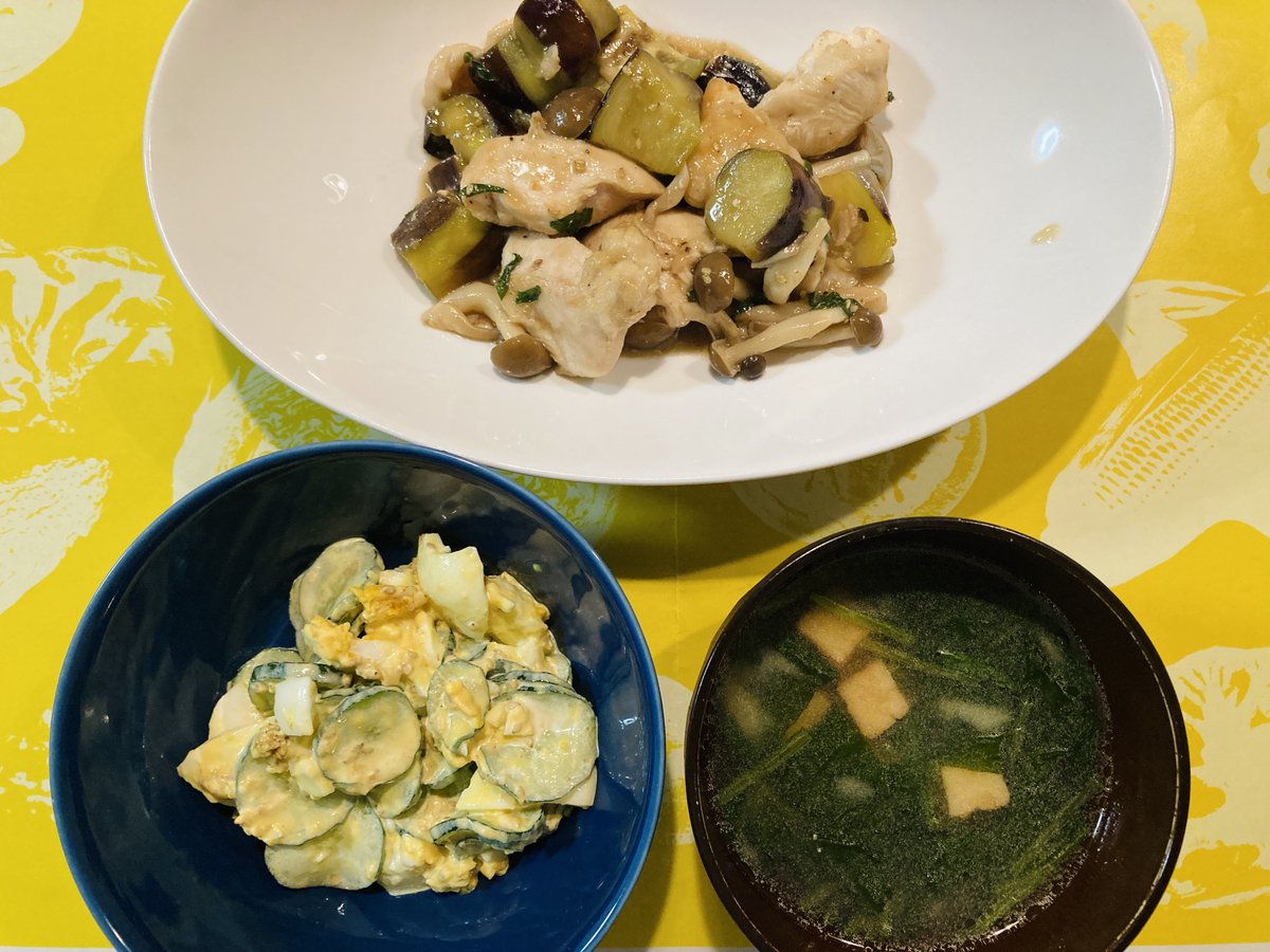 frishapp's tweet photo. みそと青じそがご飯に合う!絶品おかず😋
・鶏むね肉のしそみそ焼き
・ゆで卵ときゅうりのマヨサラダ
・ほうれんそうと麩のみそ汁
なすから出る水分で鶏むね肉もふっくら👍
なすやしそは旬が終わる前に🍆
ゆで卵はサラダにして🥚💫
#frish #献立 #おうちごはん #料理好きな人と繋がりたい #料理記録 https://t.co/6kczTAIYtD