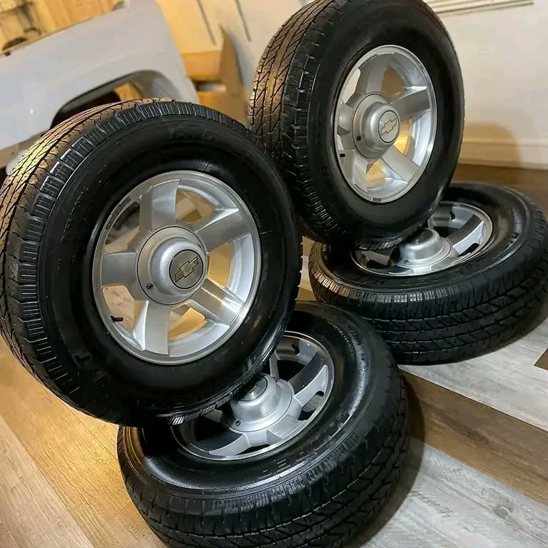 ObsPart's tweet image. 5x5 for obs chevy or GMC, OEM Tahoe Limited Edition, rims r in great shape, No curbs or Nothing!! Tires Good condition to available for pickup and delivery inbox me if interested