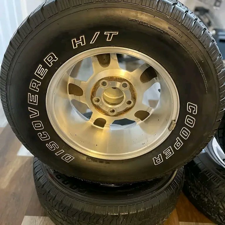 ObsPart's tweet image. 5x5 for obs chevy or GMC, OEM Tahoe Limited Edition, rims r in great shape, No curbs or Nothing!! Tires Good condition to available for pickup and delivery inbox me if interested