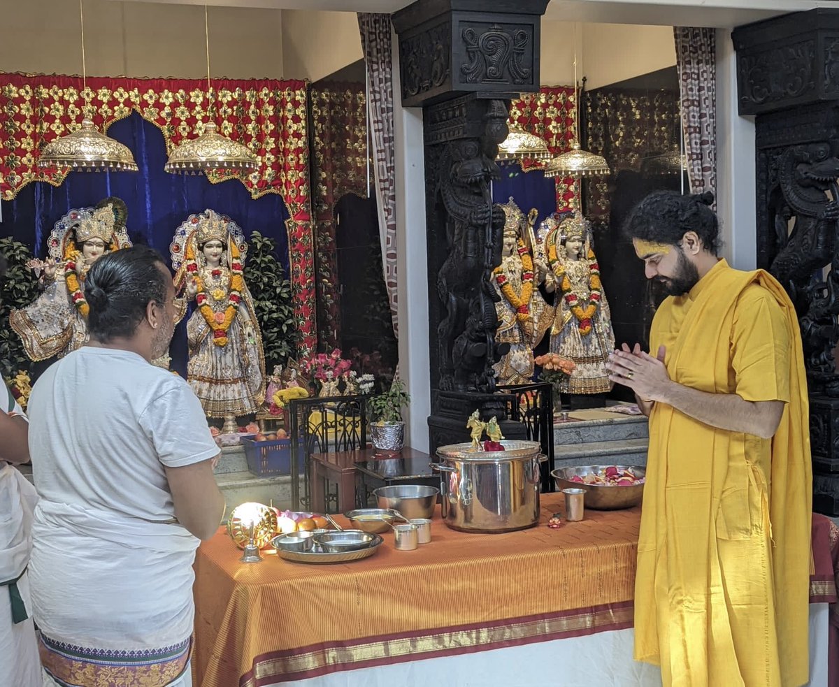 nimbarkachary's tweet photo. श्रीकृष्णा वेली टेंपल, एप्पल वेली, केलिफोर्निया- अमेरिका में
श्री राधाष्टमी महोत्सव का दिव्य  आयोजन "जय जय श्री राधे" https://t.co/Y0hQrpLoZj