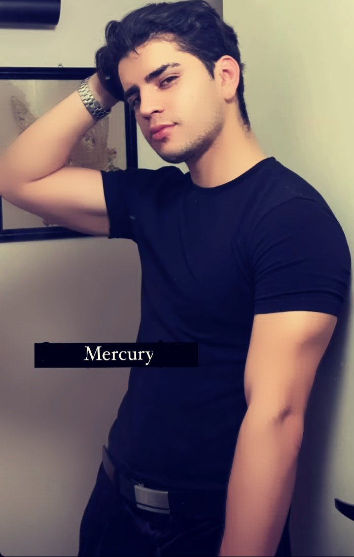CapoRoxy's tweet photo. "¿Príncipe? No, ángel caído.
¿Capa? No, alas.
¿Azul? No, él viste de negro."
Él es @ArnMercurio 🌑☄️
#Hushush #LibrosRecomendados
#AaronMecury #PatchCipriano
#frases https://t.co/wh4WrbXOx9