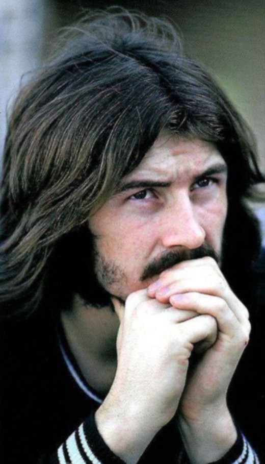 ...the rehearsals took place near Jimmy Page’s Windsor home where the band was staying. It was here where JohnPaulJones and BenjeLeFevre discovered Bonham’s body, in the morning of September 25th. John had died
RIP
JOHN HENRY BONHAM
GreatestOfAllTime 🥁🐉
#LedZeppelin #JohnBonham