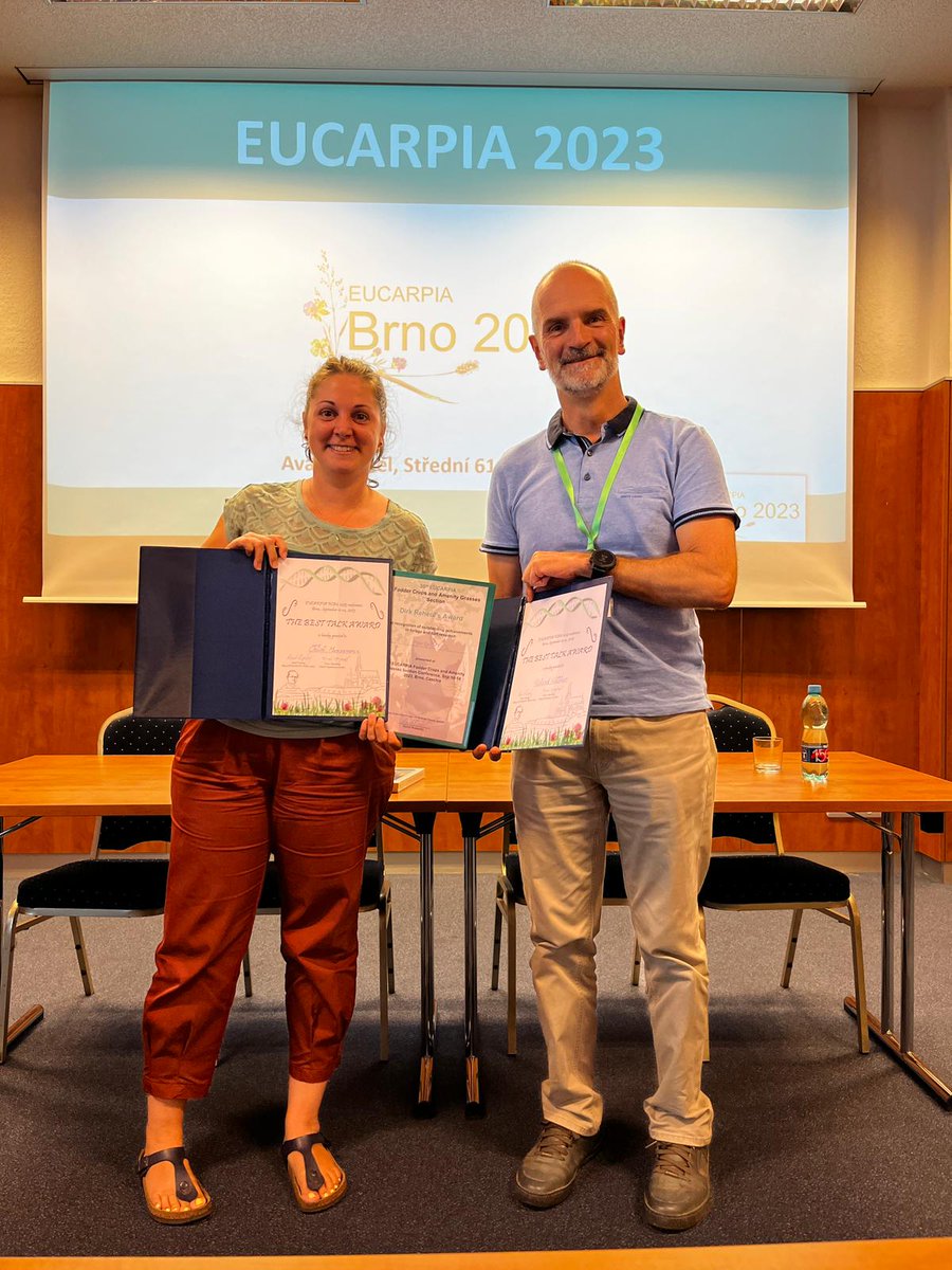 And here the last (but probably most important) <a href="/MolecPlantBreed/">Mol. Plant Breeding</a> take home from #Brno: <a href="/ChloeManzanares/">Chloe Manzanares</a> awarded for the best key note talk and the “Dirk Reheul’s #Award” in recognition of outstanding achievements in #forage and #turf #research. Congratulations!

#MPBpresentation