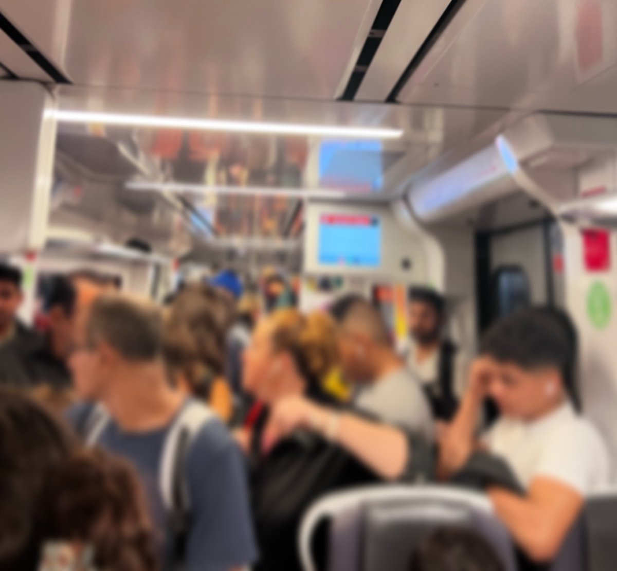 Tots els camins porten a Barcelona, oi?, <a href="/fgc/">FGC</a>. 
A la majoria de les poblacions del Vallès no es festa. S’hauria de reduir la freqüència de maneta proporcional als viatgers. 📍Provença