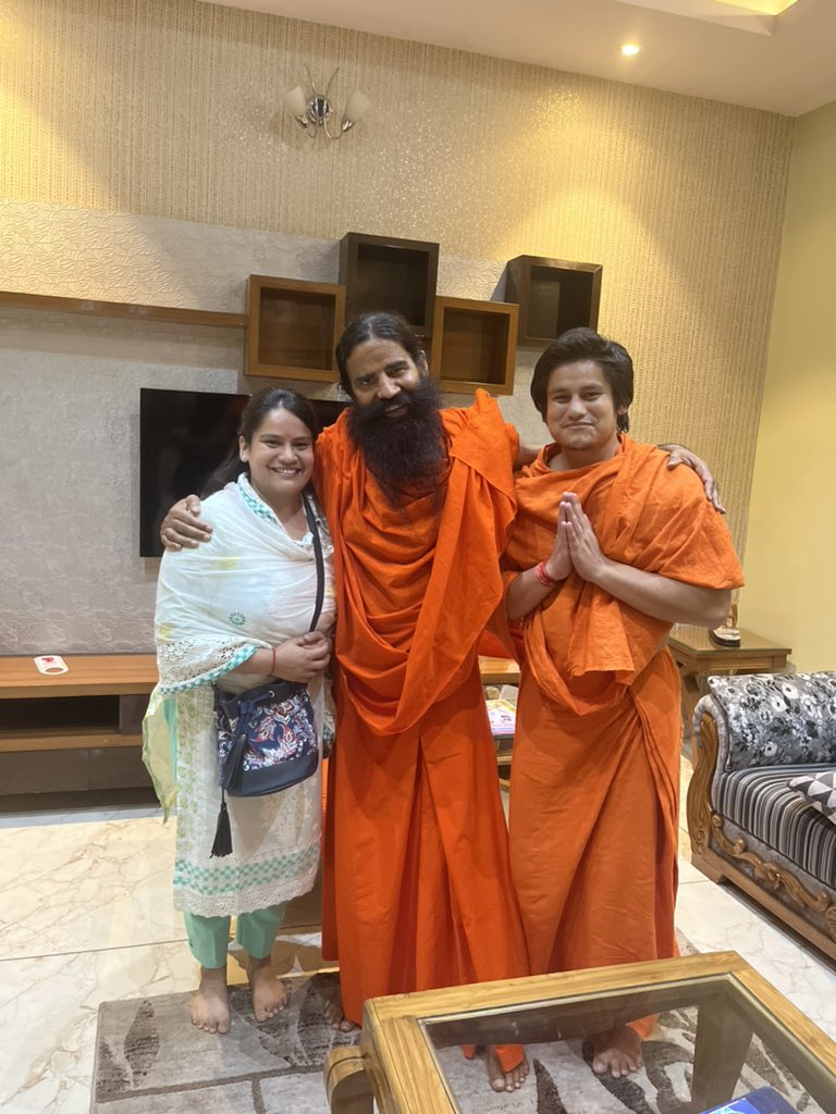 🕉️ योग ग्राम , निरामयम में मुझे तथा मेरी बहन को परम पूज्य गुरुदेव का आशीर्वाद का सौभाग्य प्राप्त हुँवा । Swami Aditya Dev- स्वामी आदित्य देव