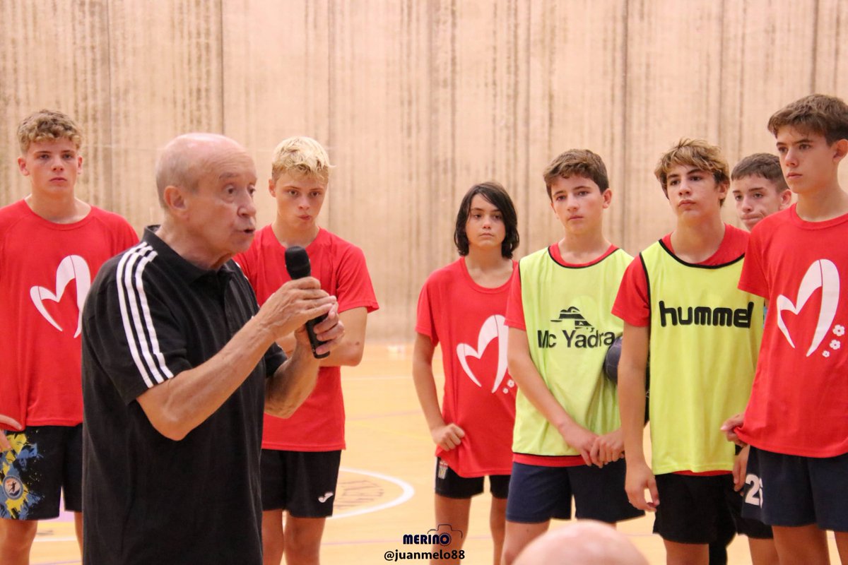 cursoaltorendBM's tweet photo. Ayer finalizó el VI CURSO DE ALTO RENDIMIENTO EN #Balonmano con una jornada intensiva de aprendizaje con dos grandes de nuestro deporte. Ha sido una suerte para @DeportesMurcia el haber disfrutado de #ManoloLaguna y @guijosaR. Gracias!! @UPCTnoticias @umucafd @FBMRMU @MaristasCt https://t.co/xBt1boT9cs
