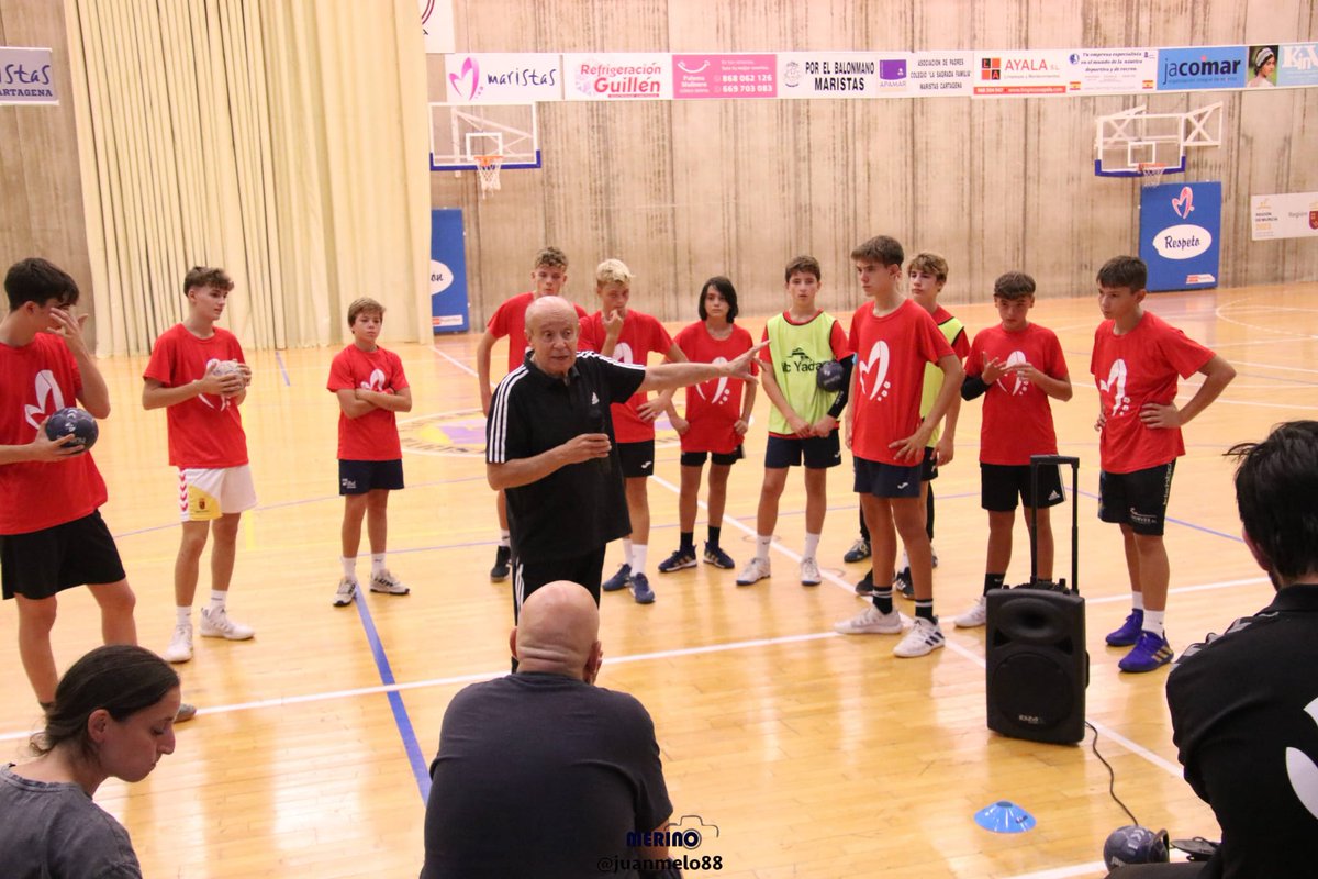 cursoaltorendBM's tweet photo. Ayer finalizó el VI CURSO DE ALTO RENDIMIENTO EN #Balonmano con una jornada intensiva de aprendizaje con dos grandes de nuestro deporte. Ha sido una suerte para @DeportesMurcia el haber disfrutado de #ManoloLaguna y @guijosaR. Gracias!! @UPCTnoticias @umucafd @FBMRMU @MaristasCt https://t.co/xBt1boT9cs