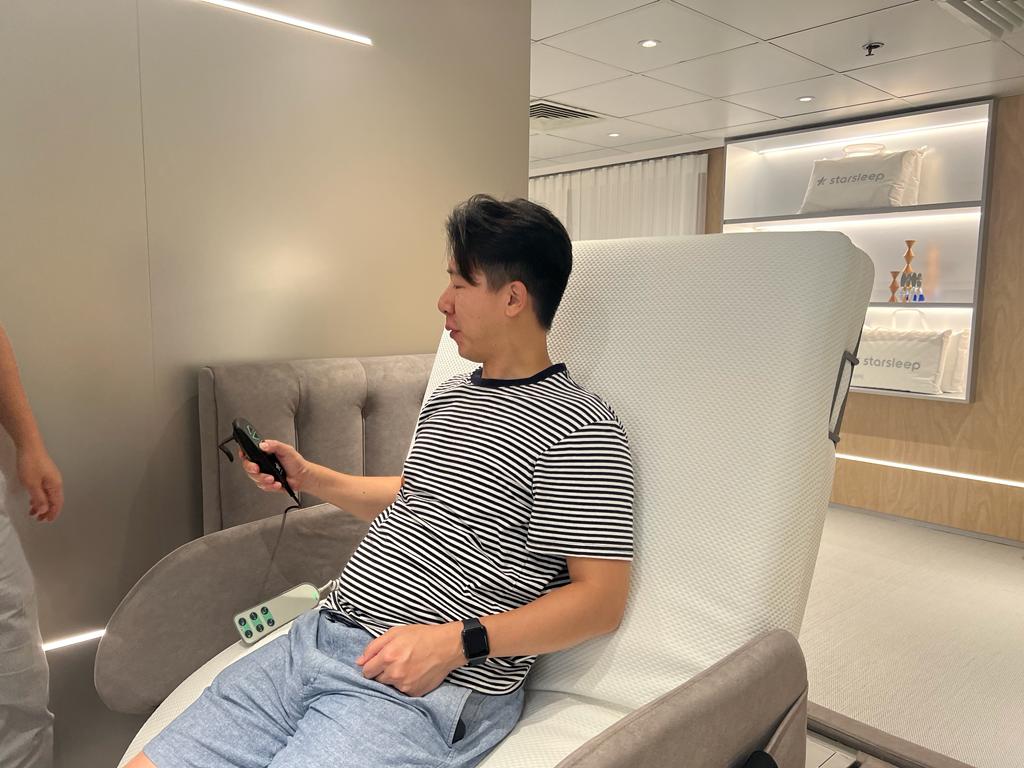 StarsleepHK's tweet photo. Customer is experiencing orin! He simply loves that and may want to buy one ! 
visit us Suite 702, 2-20 Paterson Street, Causeway Bay
顧客正在體驗orin！ 
有時間可以嚟睇睇：香港銅鑼灣百德新街2-20號恆隆中心702室
#orin #starise #starsleep #提升睡眠質素 #rotationbed #神轉著陸床 #星座 https://t.co/cv9Ec3WnQ5