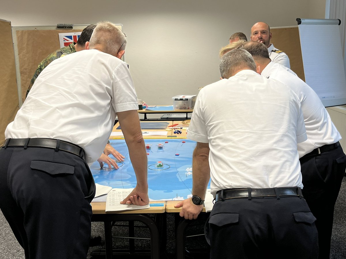 deu_flotilla2's tweet photo. Die letzte Woche stand auch im Zeichen der #Weiterbildung der operativen Fähigkeiten des „Battle-Staff EF2“ bzw. CTG-Stab #EinsFltl2. Beim Modul #WarAtSea haben wir das „Operational Thinking“ ge- & beübt. Dank an den Fachbereich #Marine @FueAkBwHH für die gute Zusammenarbeit🫡 https://t.co/OpKHDVrLFv