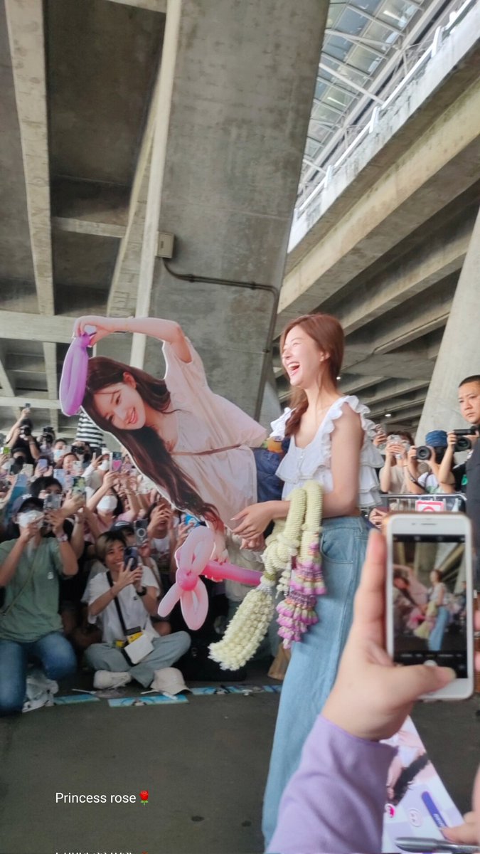 Princess_rosyyy's tweet photo. ช็อตที่ยัยจ้าวหันไปเห็นสแตนดี้
ตัวเองน้านนนนนนน ยิ้มกว้างเลย🌸

#จ้าวลู่ซือ #ZhaoLusi  #赵露思
#WelcomeZhaolusiToThailand
#ประเทศไทยมีจ้าวลู่ซือแล้ว https://t.co/wRTtr4Ettg